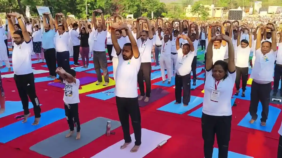 लोणारमध्ये 6 हजार लोकांनी एकाच वेळी त्रिकोणासन करताना दिसणारे दृश्य