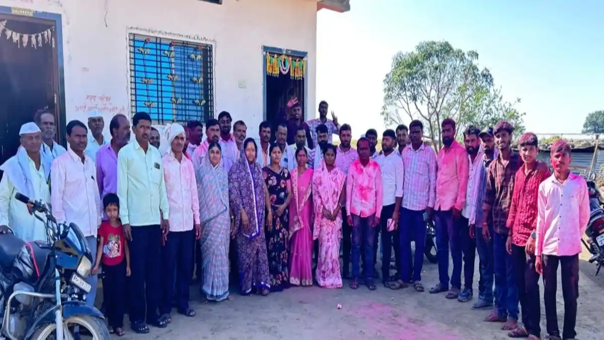 खैरव-बारलिंगा ग्रामसभेत अविश्वास ठराव फेटाळल्यानंतर गुलाल उधळून आनंद व्यक्त करताना नागरिक