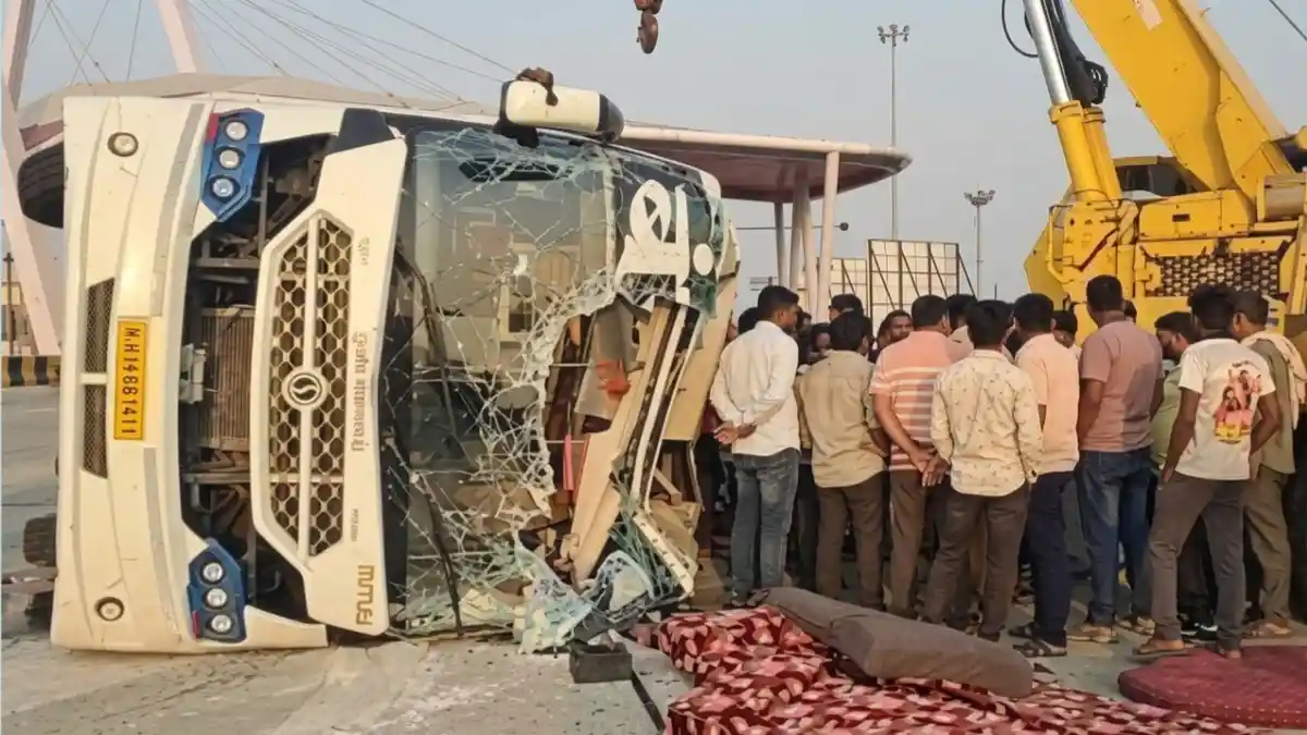 समृद्धी महामार्गावर मेहकरजवळ भीषण बस अपघातानंतर जखमी प्रवासी आणि दुर्घटनेचे दृश्य