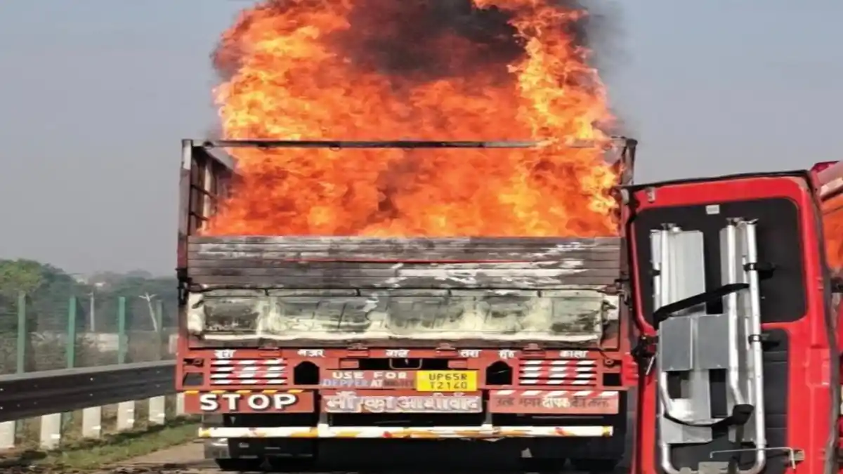समृद्धी महामार्गावर दुसरबीडजवळ बॅटरी ट्रकला लागलेली भीषण आग