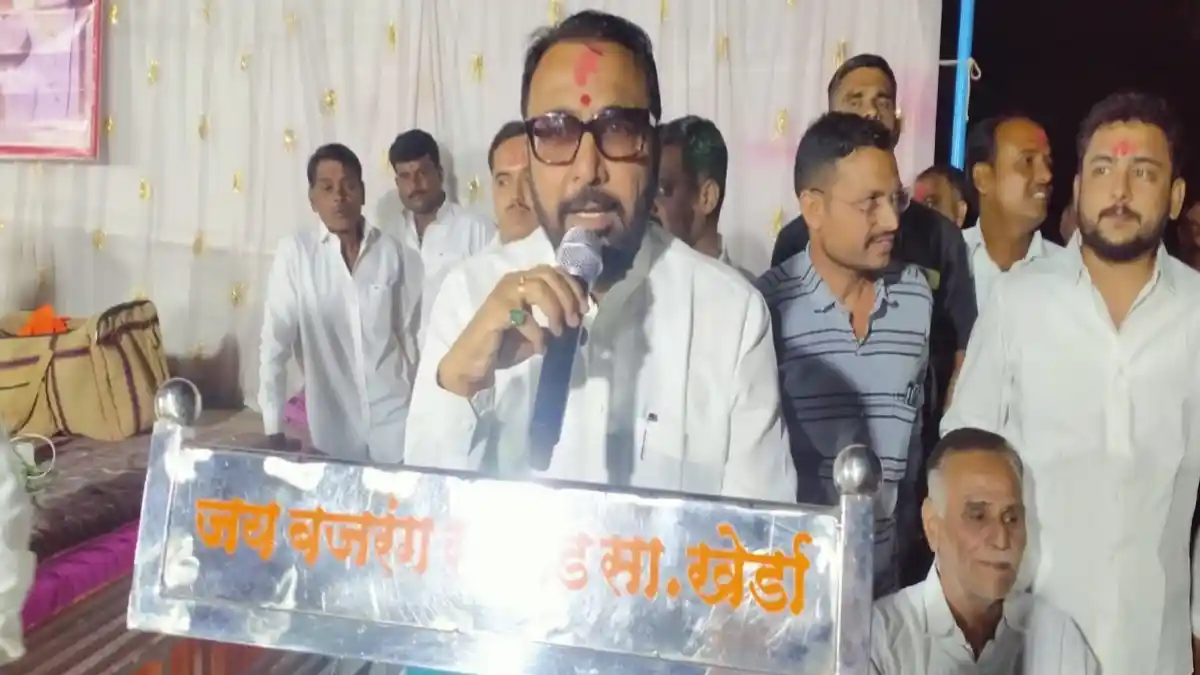 महात्मा फुले आणि डॉ आंबेडकर जयंती कार्यक्रमात बोलताना प्रतापराव जाधव साखरखेर्डा