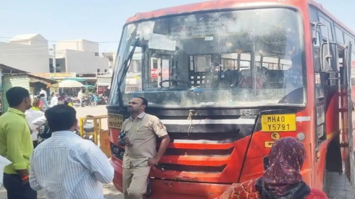 साखरखेर्डा बस स्थानकात 5 तास उभी असलेली एसटी बस, चालक आजारी पडल्याने प्रवाशांची गैरसोय