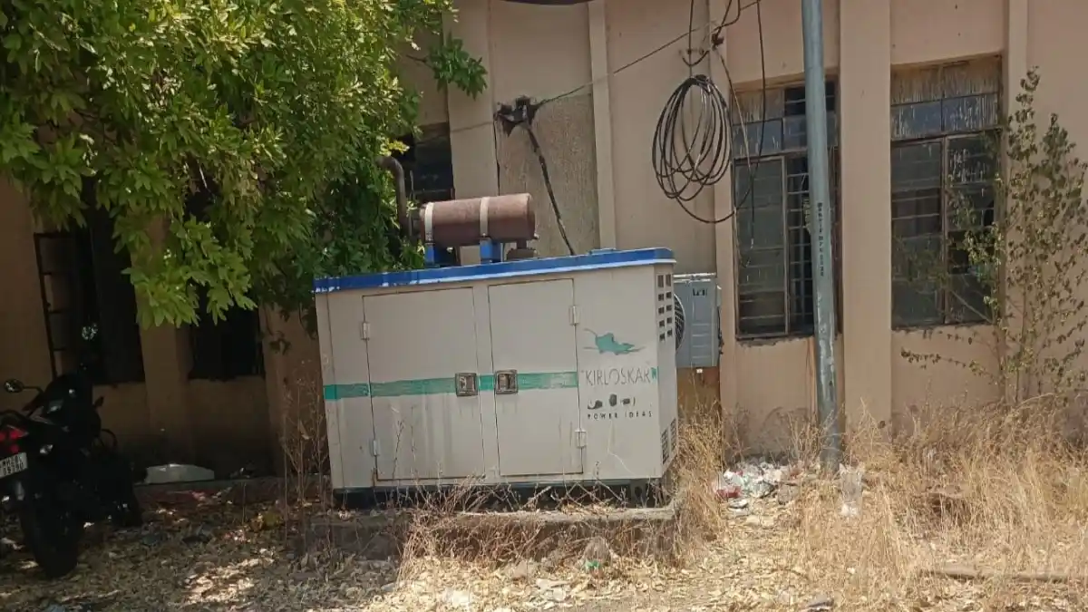 सिंदखेडराजा तहसील कार्यालयातील बंद जनरेटर आणि कामासाठी थांबलेले नागरिक