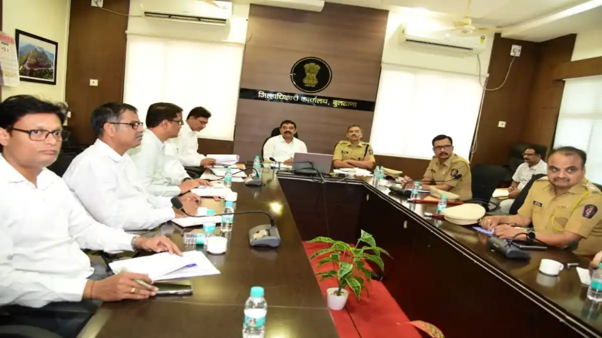 बकरी ईदच्या पार्श्वभूमीवर बुलढाण्यात आयोजित शांतता समिती बैठकीत उपस्थित जिल्हाधिकारी आणि पोलीस अधिकारी