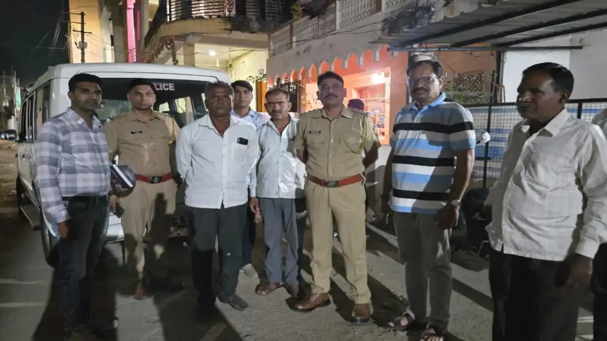 चिखलीतील राऊतवाडी परिसरात पोलिसांच्या छाप्यात जप्त करण्यात आलेला गांजा सदृश्य पदार्थ