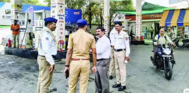जिल्हाधिकारी डॉ. प्रविणकुमार देवरे पेट्रोल पंपावरील इंधन साठ्याची तपासणी करताना
