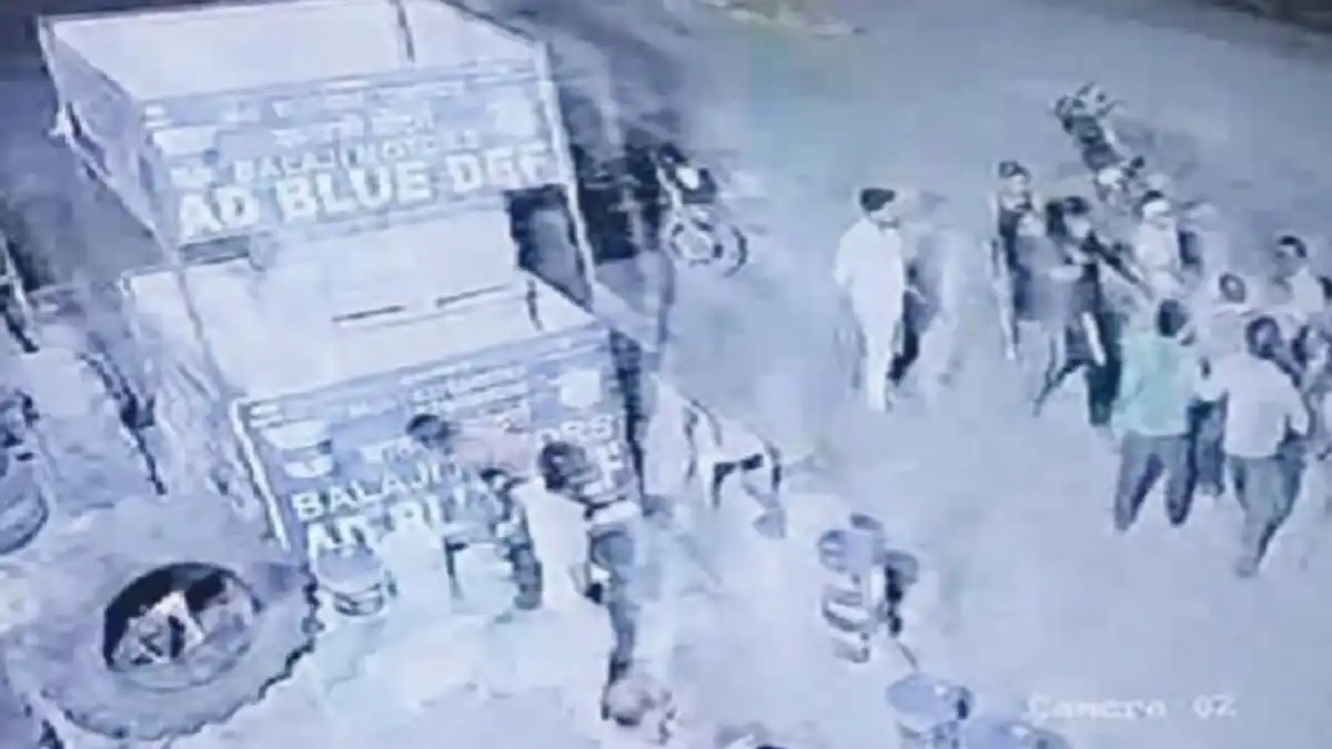 खामगावातील पेट्रोल पंपावर तलवार आणि कोयत्यासह आरोपींकडून दहशत