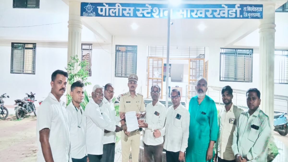 रेती माफियांच्या हल्ल्यानंतर पत्रकार रामदास कहाळे प्रकरणावर साखरखेर्ड्यात निषेध