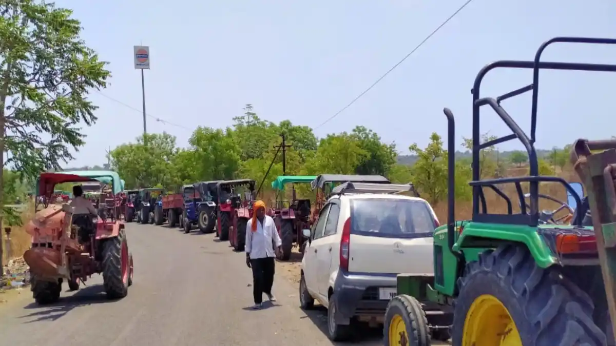 साखरखेर्डा येथे डिझेल आणि पेट्रोलसाठी पेट्रोल पंपावर लागलेल्या वाहनांच्या आणि ड्रम-कॅनच्या रांगा