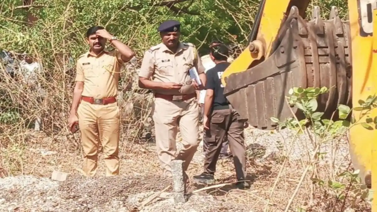 राजुरा हत्याकांडात दफन केलेला मृतदेह पुन्हा बाहेर काढताना फॉरेन्सिक तपासणी