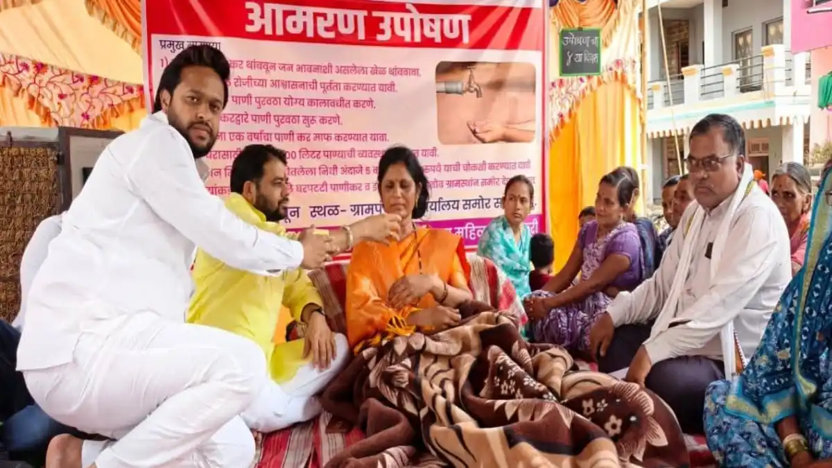 साखळी बुद्रुक येथे पाणीप्रश्नावरील आमरण उपोषणाची सांगता करताना युवानेते मृत्युंजय संजय गायकवाड