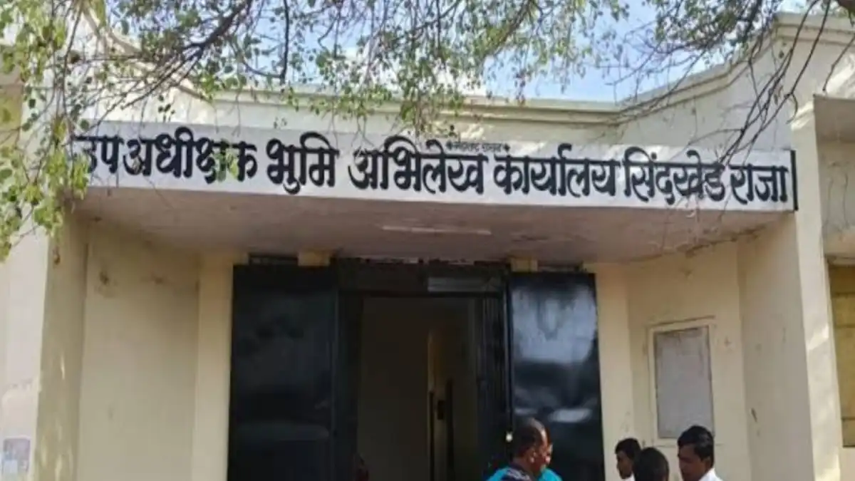 सिंदखेडराजा भूमी अभिलेख कार्यालयातील अधिकाऱ्याच्या चौकशीची मागणी