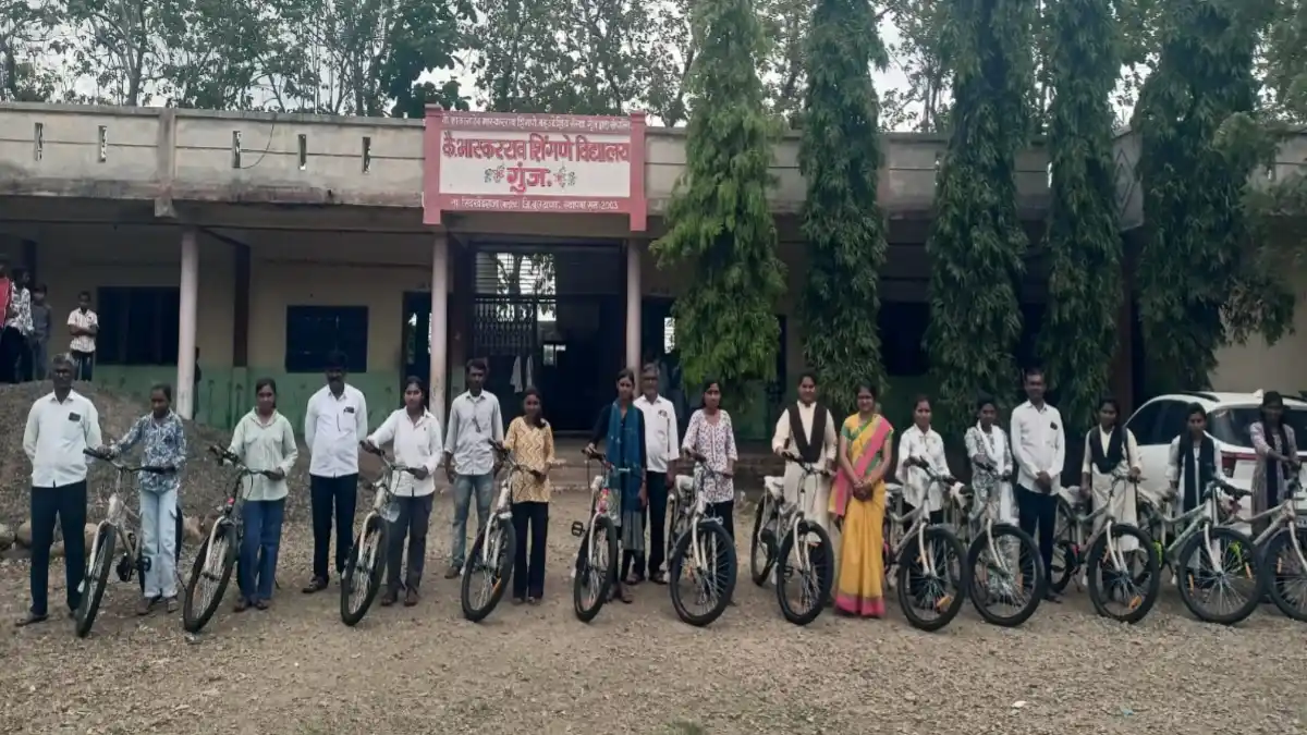 भास्करराव शिंगणे विद्यालयात विद्यार्थिनींना सायकल वाटप करताना मान्यवर