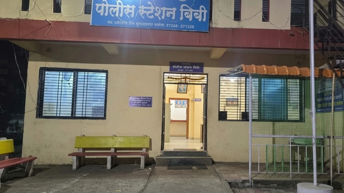 बुलढाणा जिल्ह्यातील लोणार तालुक्यात ACBने बीबी पोलीस ठाण्याच्या हेडकॉन्स्टेबलला PCR मध्ये वाढ न करण्यासाठी ₹5 हजारांची लाच स्वीकारताना रंगेहात पकडले.