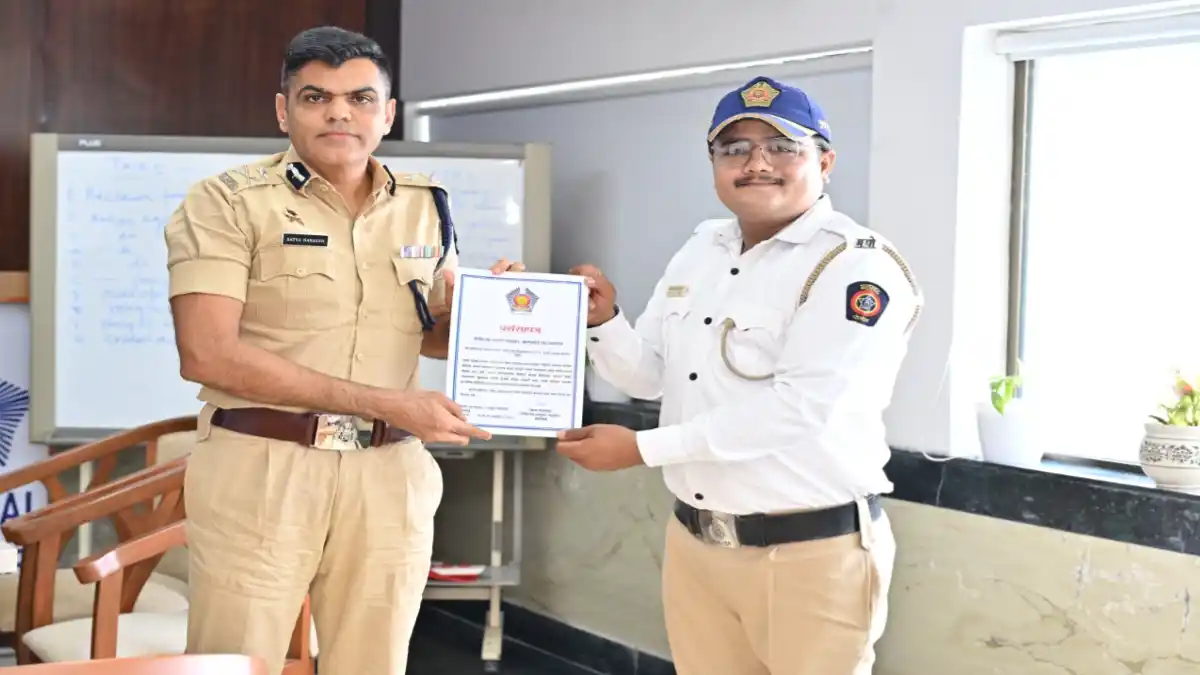 बुलढाणा जिल्ह्यातील चिखलीचे पोलीस शिपाई चंद्रनिलकांत सोनुने यांनी मुंबईतील 80 वर्षीय महिलेला मदत केल्यानंतर त्यांचा गौरव करण्यात आला.