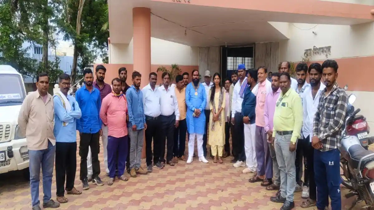 चिखलीतील शेलगाव जहागीर मारहाण प्रकरणात कारवाईच्या मागणीसाठी निवेदन देताना सामाजिक कार्यकर्ते