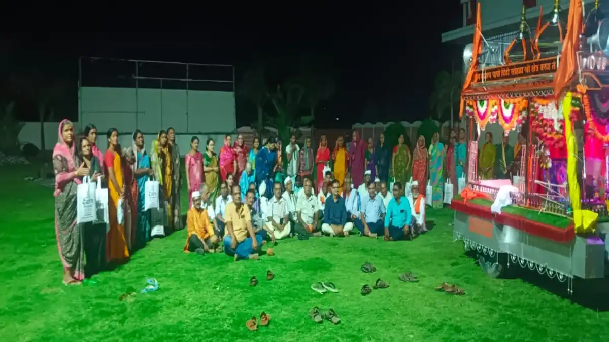देऊळगाव राजा येथे पंढरपूरकडे जाणाऱ्या पायी दिंडीतील 51 महिला वारकऱ्यांना वस्त्रदान व अन्नदान करताना