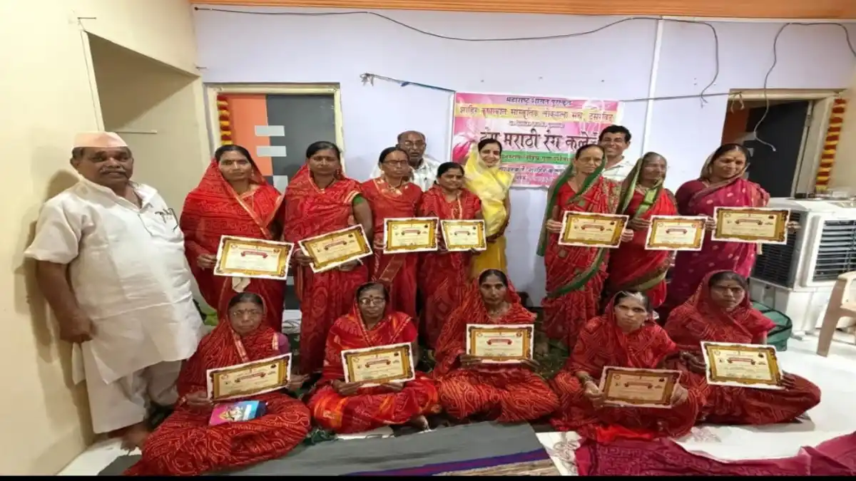 लोणार येथे शाहीर कृष्णकांत जोशी बहुउद्देशीय संस्थेतर्फे संत जनाबाई महिला मंडळातील महिला लोककलावंतांचा शाल, प्रशस्तीपत्र आणि वडाच्या रोपांचे वाटप करून सन्मान करण्यात आला.