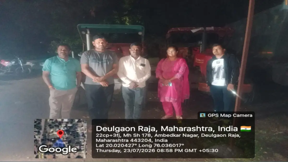 मंडपगाव येथे अवैध रेती वाहतूक करणारे ट्रॅक्टर जप्त करताना महसूल विभागाची कारवाई
