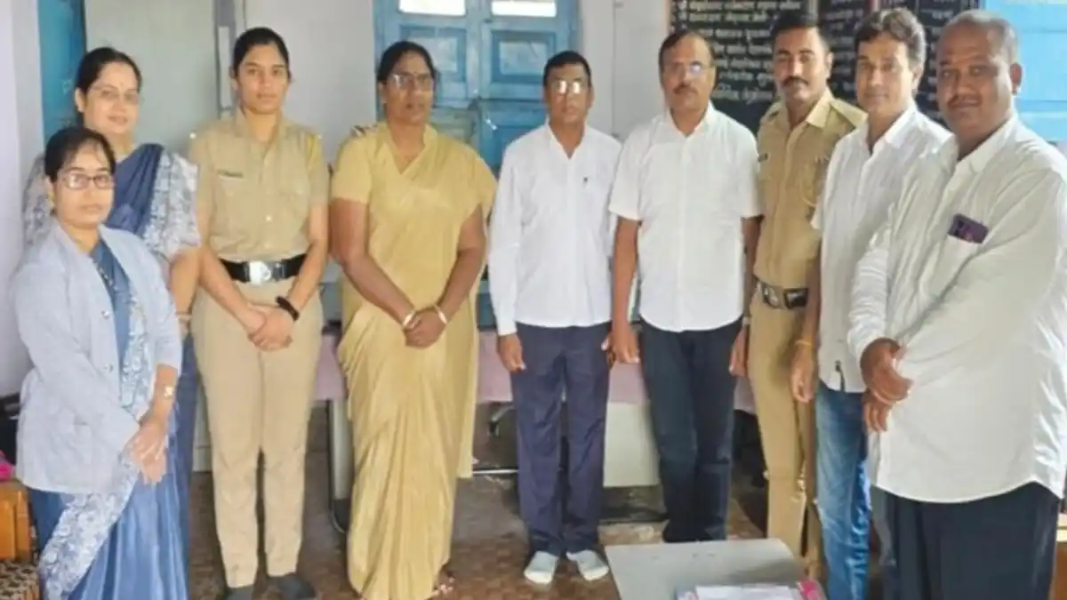 साखरखेर्ड्यात विद्यार्थिनींशी संवाद साधताना दामिनी पथकाच्या पोलीस उपनिरीक्षक द्रोपदी साळवे