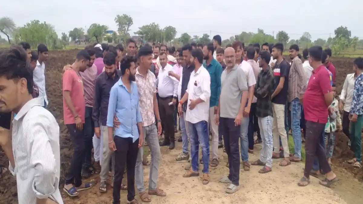 साखरखेर्डा येथील सरकारी ई-क्लास क्रीडांगणाच्या जमिनीवर जमलेले युवक