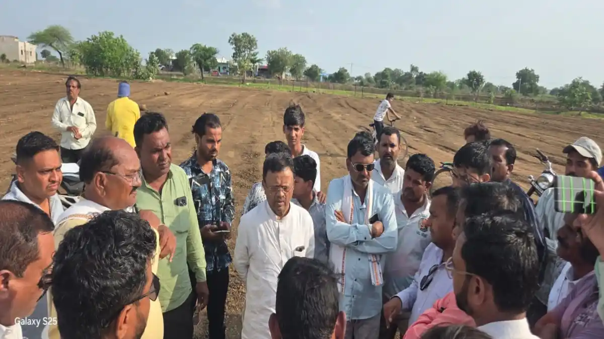 साखरखेर्डा गट क्रमांक 870 जमीन प्रकरणात क्रीडांगणाची पाहणी करताना माजी मंत्री डॉ. राजेंद्र शिंगणे