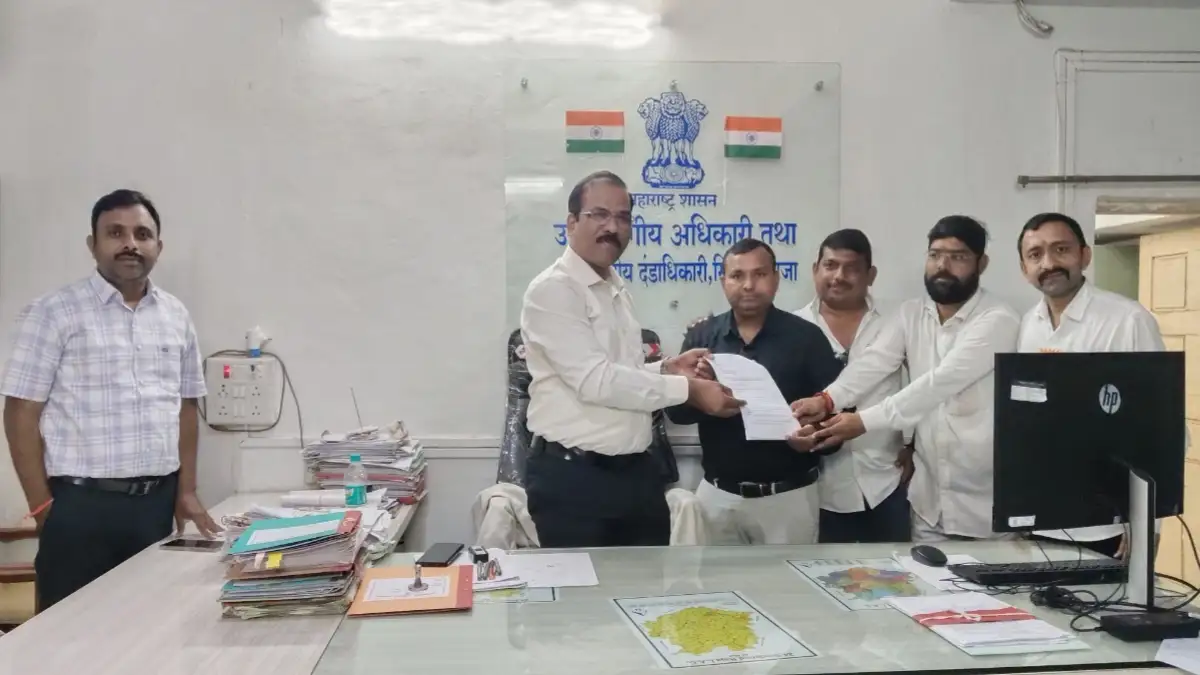 साखरखेर्डा क्रीडांगणासाठी सरकारी जमीन राखीव ठेवण्याची मागणी करताना ग्रामस्थ
