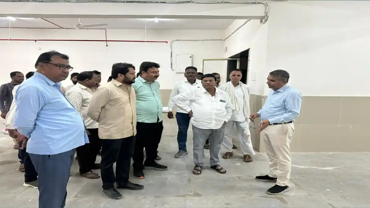 साखरखेर्डा ग्रामीण रुग्णालयाची पाहणी करताना जिल्हा शल्य चिकित्सक डॉ. दत्तात्रय बिराजदार आणि माजी आमदार डॉ. शशिकांत खेडेकर