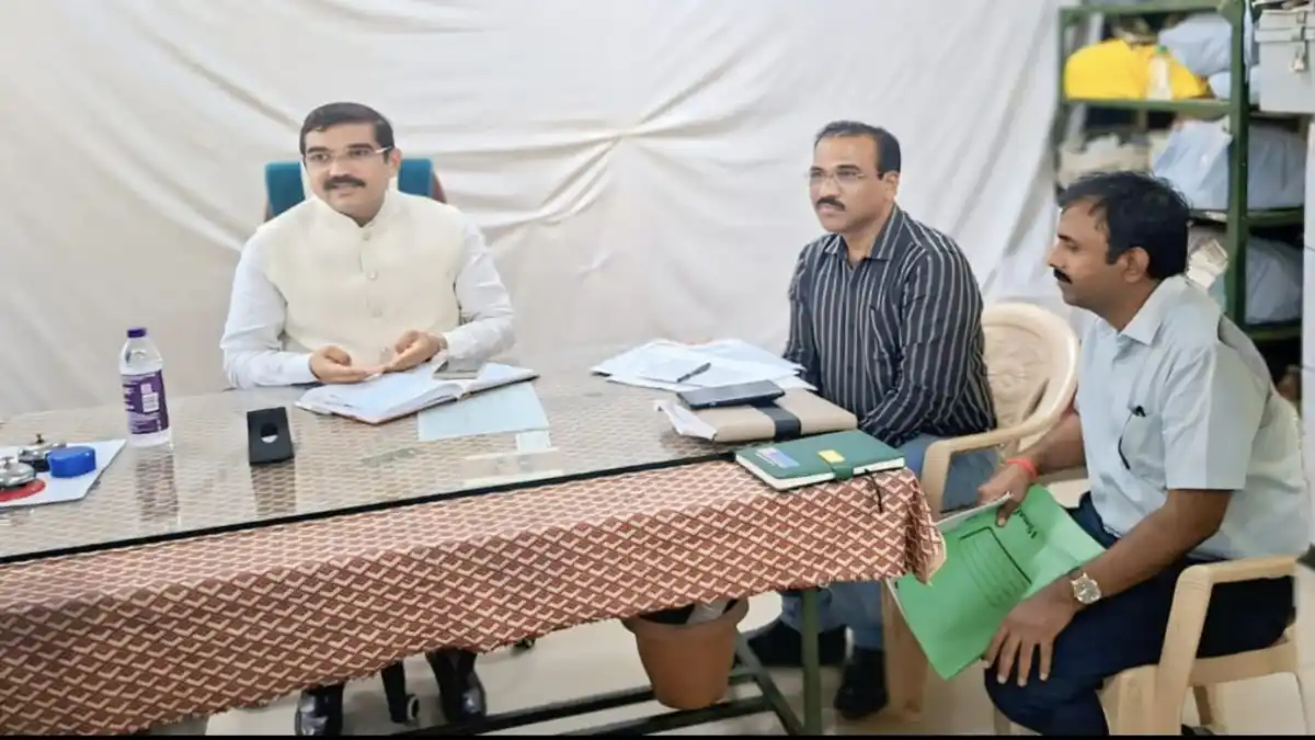 सिंदखेडराजा येथे SIR प्रक्रियेच्या आढावा बैठकीत मार्गदर्शन करताना जिल्हाधिकारी डॉ. प्रवीण कुमार देवरे