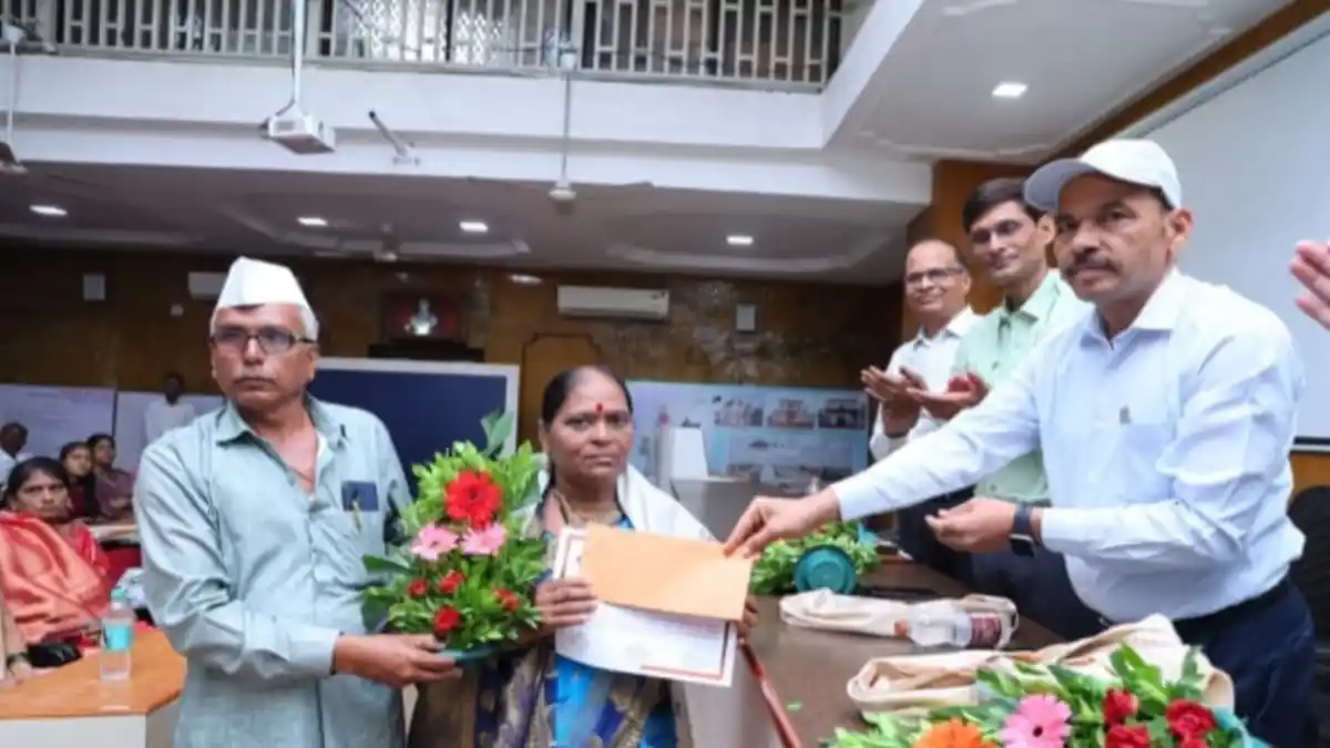 राष्ट्रमाता जिजाऊ प्रगतिशील महिला शेतकरी पुरस्कार स्वीकारताना आंबेवाडीच्या सुनिता भानुदास आव्हाड