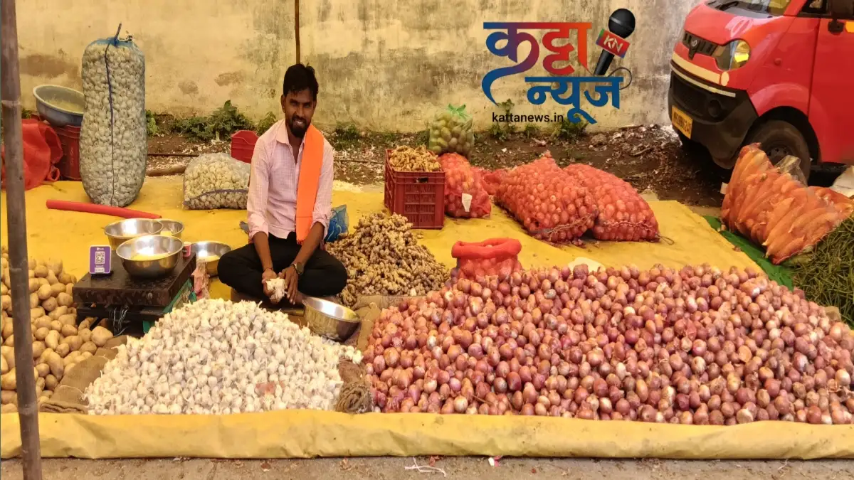 लोणार आठवडी बाजारात कांद्याचा भाव 50 रुपये किलो