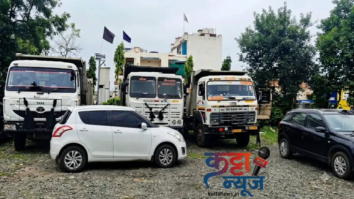 अंढेरा पोलिसांनी पकडलेले अवैध रेती वाहतूक करणारे दोन टिप्पर