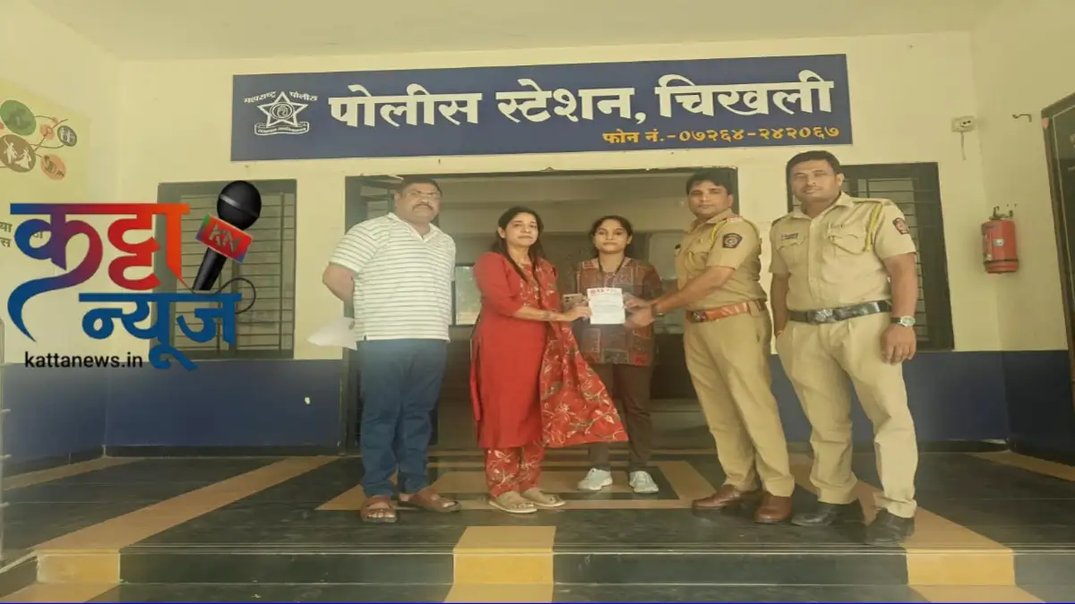 चिखलीतील विद्यार्थिनींच्या सुरक्षेसाठी पोलिसांकडे निवेदन देताना उपनगराध्यक्ष वैशालीताई खेडेकर