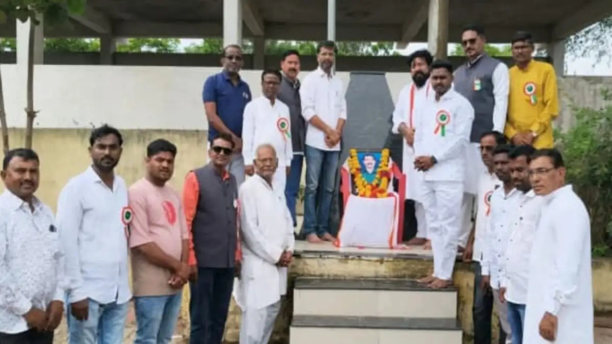 चिखली तालुका पत्रकार संघाच्या वतीने शहीद जवानांच्या स्मारकावर अभिवादन