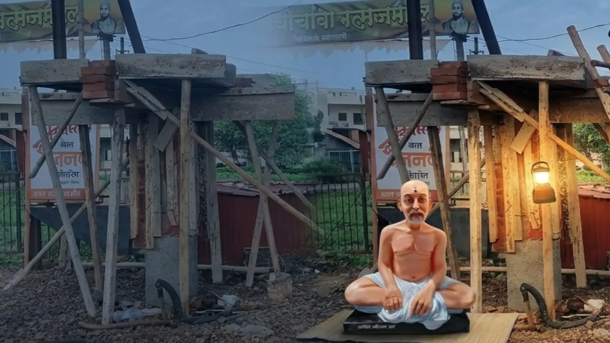 खामगावातील वाडी येथे चबुतऱ्यावर बसविण्यात आलेला छत्रपती शिवाजी महाराजांचा पुतळा