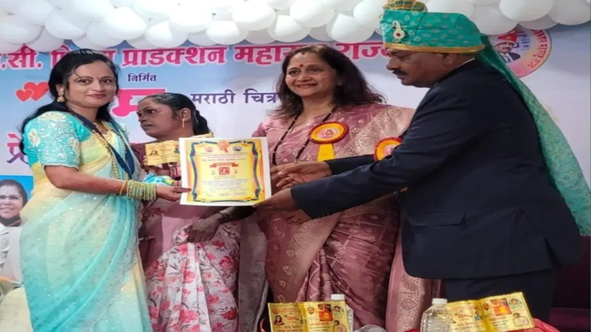 ज्येष्ठ अभिनेत्री अलका कुबल यांच्या हस्ते अभिनेत्री व पत्रकार किरण वाघ यांना साई प्रेरणा गौरव पुरस्कार प्रदान करताना