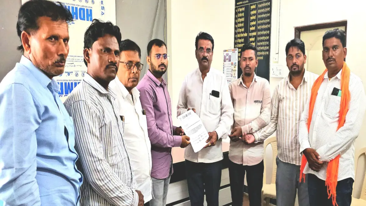 लोणार नगरपरिषदेत घरकुल योजनांतील अनियमिततेविरोधात निवेदन देताना डॉ. गोपालसिंह बछिरे व शिवसेना उ.बा.ठा. पदाधिकारी