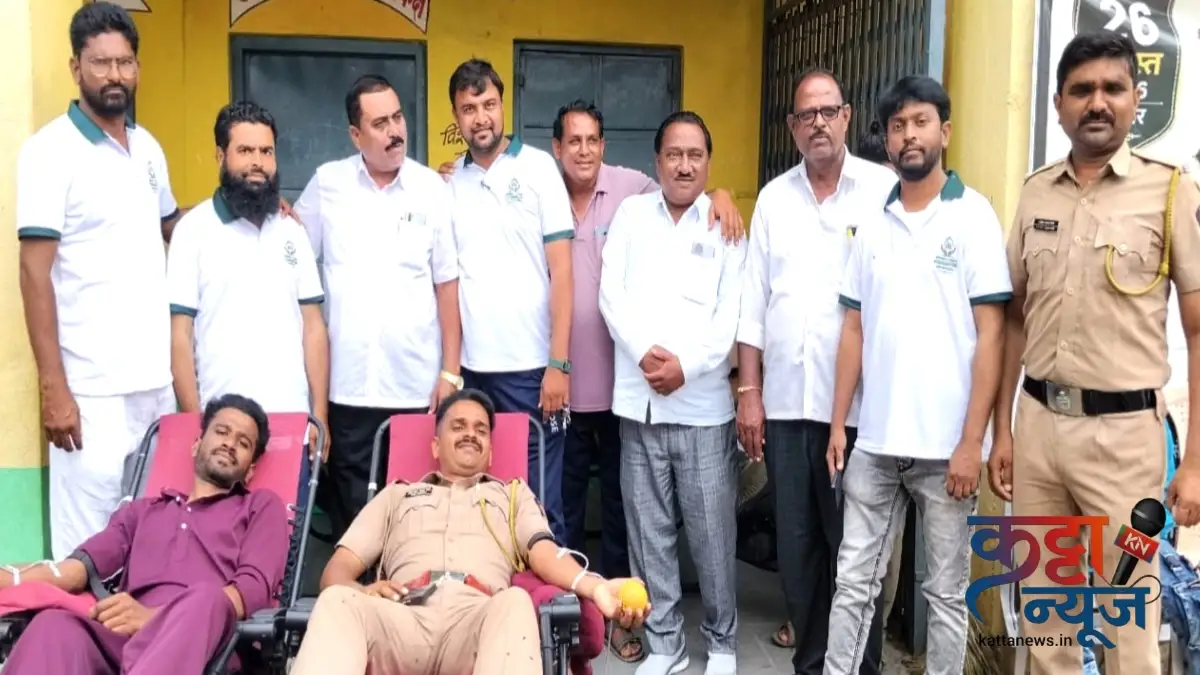 साखरखेर्डा येथे ईद-ए-मिलादुन्नबी निमित्त रक्तदान करताना रक्तदाते