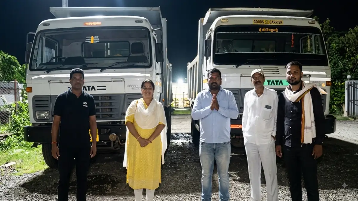 सिनगाव जहांगीर येथे अवैध रेती वाहतुकीप्रकरणी जप्त केलेले दोन टिप्पर