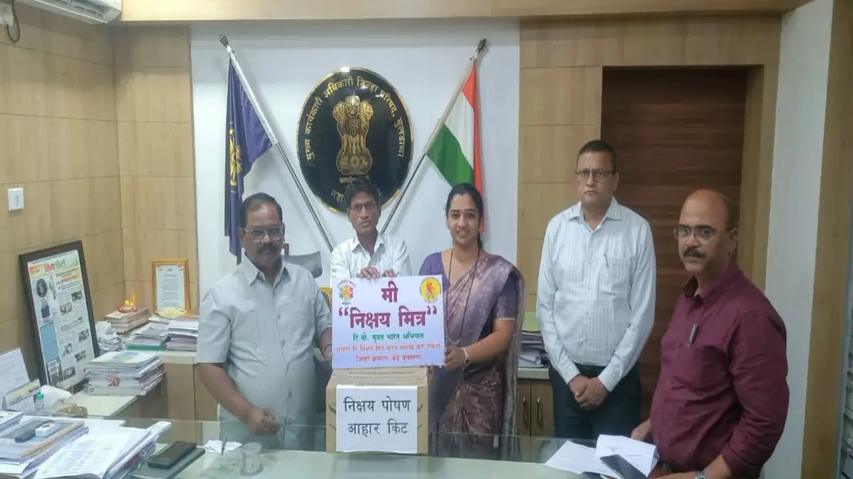टीबीमुक्त बुलढाणासाठी सीईओ गुलाब खरात यांनी निक्षय मित्र म्हणून टीबी रुग्ण दत्तक घेतल्यावेळी