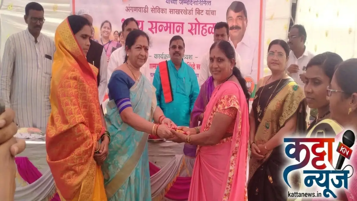 साखरखेर्डा येथे अंगणवाडी सेविका व मदतनीसांचा सन्मान करताना भाजपचे मान्यवर