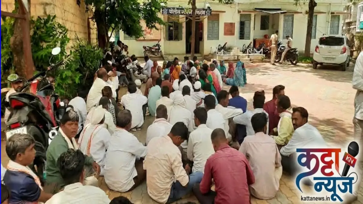 डोणगाव पोलीस स्टेशन येथे आदिवासी समाज बांधवांचा घेराव आंदोलन