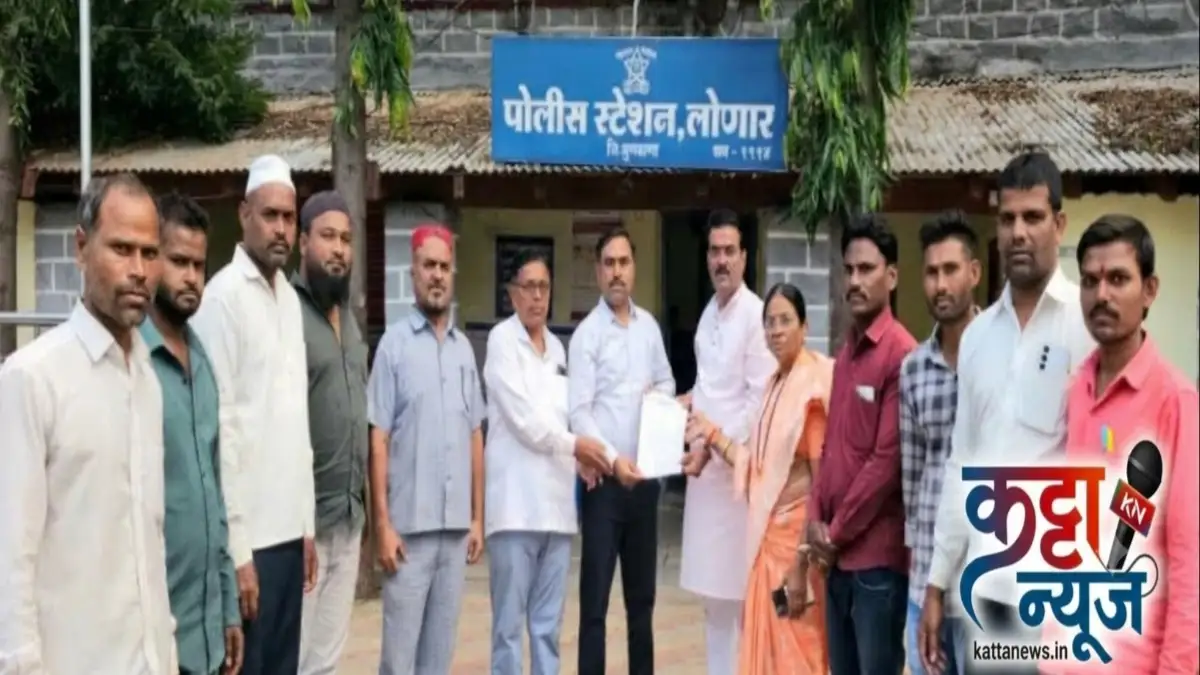 लोणार अवैध धंदे बंद करण्याची मागणी करताना डॉ. गोपाल बच्छीरे व शिवसैनिक