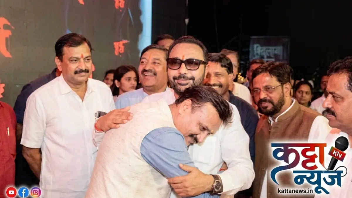 चिखलीतील दहीहंडी उत्सवात प्रतापराव जाधव आणि विद्याधर महाले यांची गळाभेट