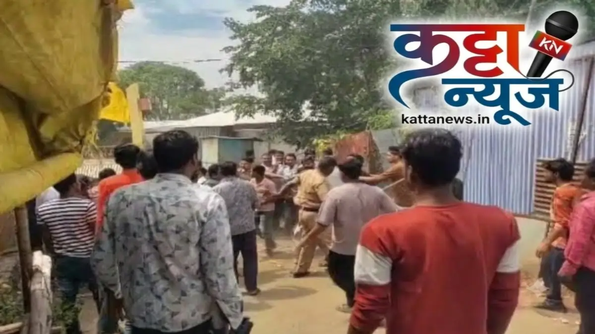 साखरखेर्डा मटण मार्केट वाद सुरू असताना शाळेसमोर जमलेले नागरिक