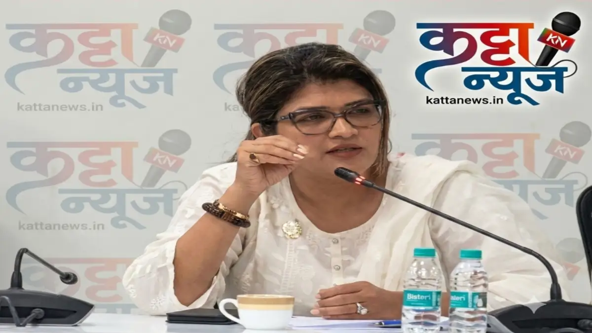 गणेशोत्सवातील डीजे बंदीवर सवाल उपस्थित करताना आमदार श्वेता महाले