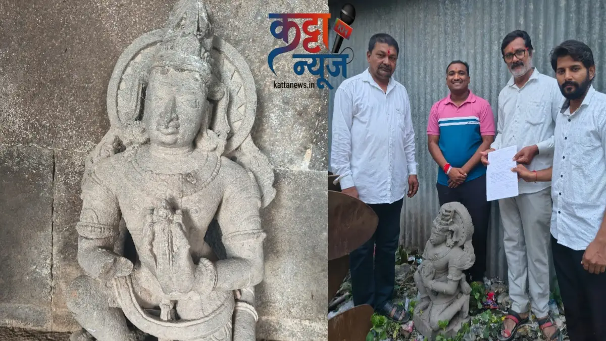 सिंदखेड राजा गरुड मूर्ती पुरातत्व विभागाच्या अधिकाऱ्यांच्या ताब्यात देताना विजय सोनुने आणि इतर