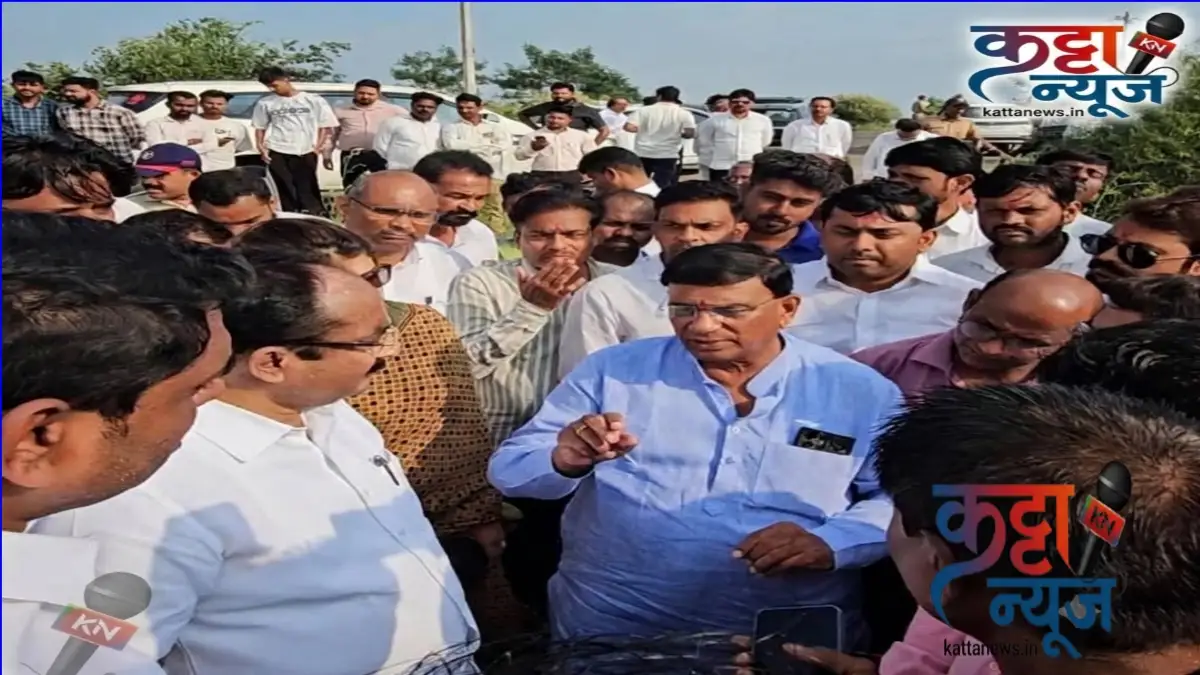 सिंदखेडराजा शेतकरी नुकसान भरपाई निवेदन देताना डॉ. शशिकांत खेडेकर आणि पालकमंत्री मकरंद जाधव पाटील