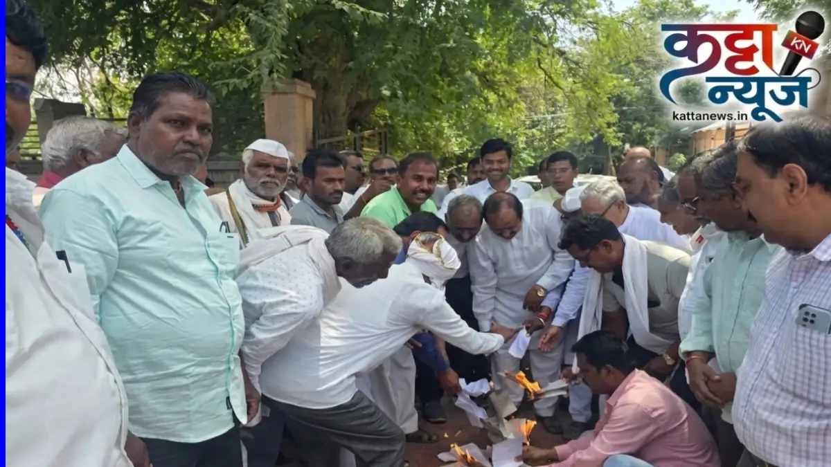 स्वतंत्र विदर्भाच्या मागणीसाठी सिंदखेडराजा तहसीलसमोर नागपूर कराराची होळी करताना कार्यकर्ते