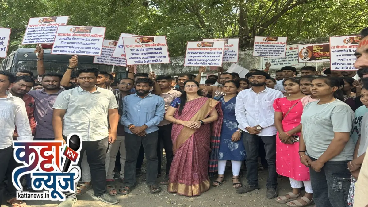 बुलढाणा जिल्हाधिकारी कार्यालयात MPSC विद्यार्थ्यांचे निवेदन